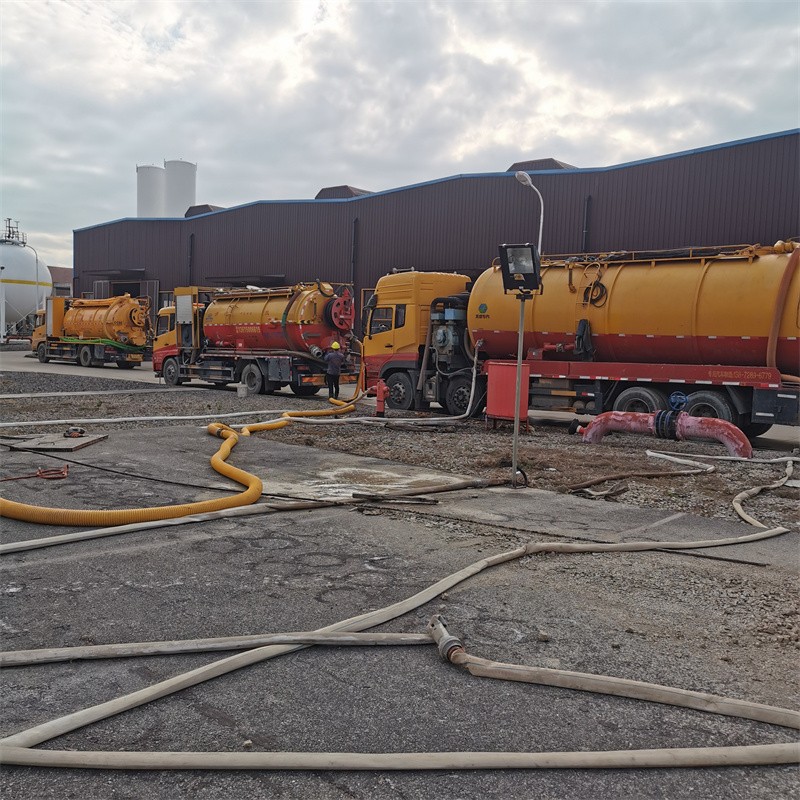 黎母山镇污水池清理