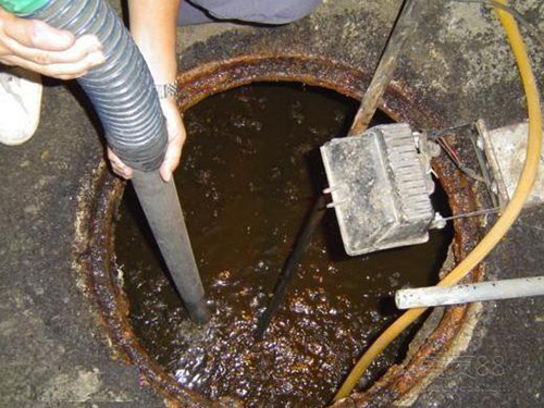 黎母山镇隔油池清理