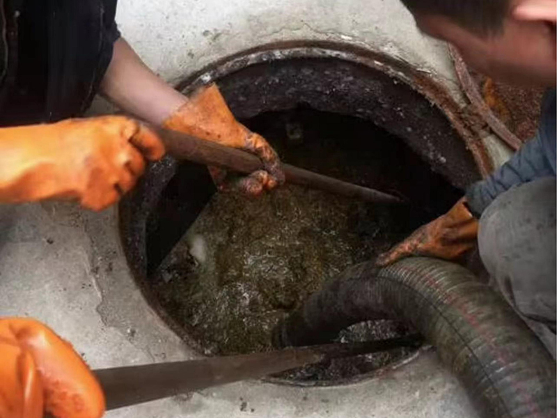 黎母山镇清理化粪池时如何避免沼气的危害？